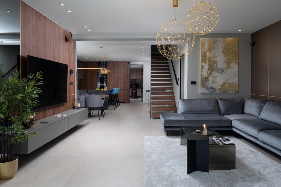 Vardagsrum med öppen planlösning i modern villa