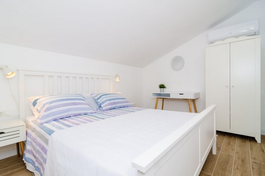 Ljust sovrum med snedtak