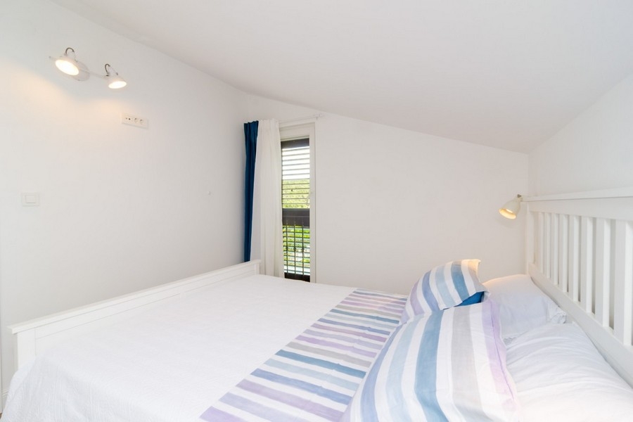 Sovrum med tillgång till balkong