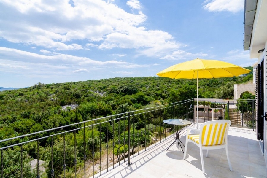 Balkong med utsikt över grönskan och omgivningarna