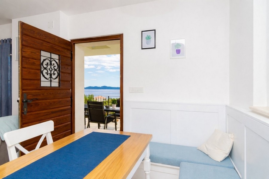 Matplats med tillgång till terrassen och havsutsikt