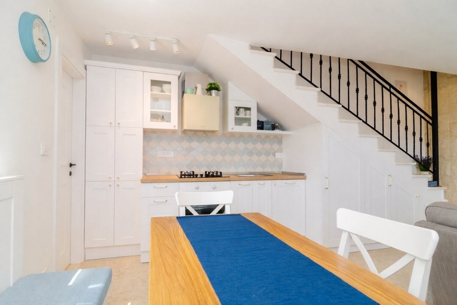 Kök med inbyggda skåp och arbetsyta