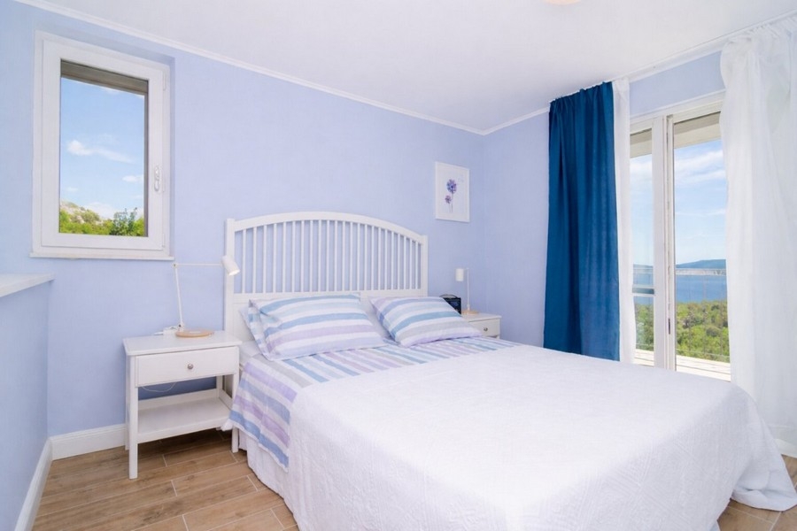 Sovrum med dubbelsäng och havsutsikt
