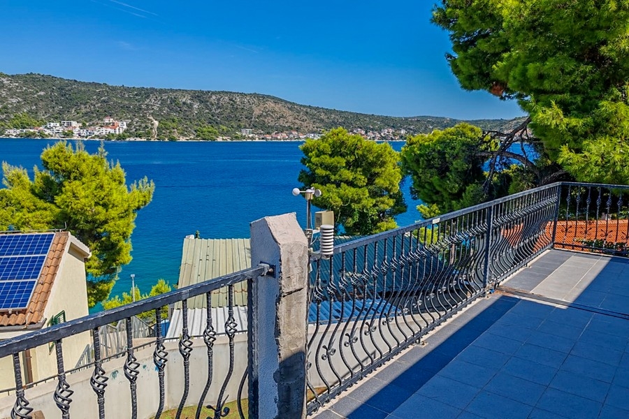 Havsutsikt över fastighet H3877 i Rogoznica.