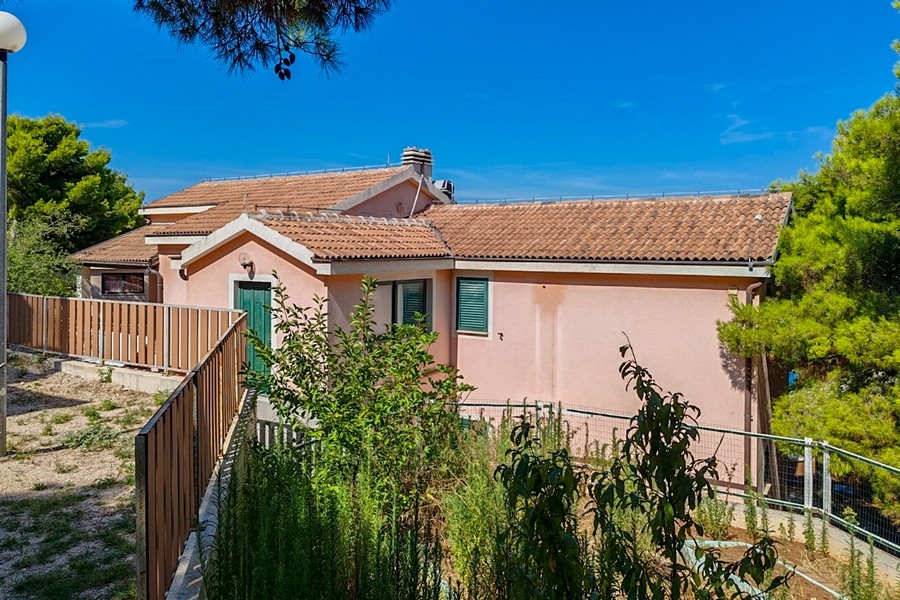 Baksidan av huset H3877 i Rogoznica, Dalmatien - Panorama Scouting.