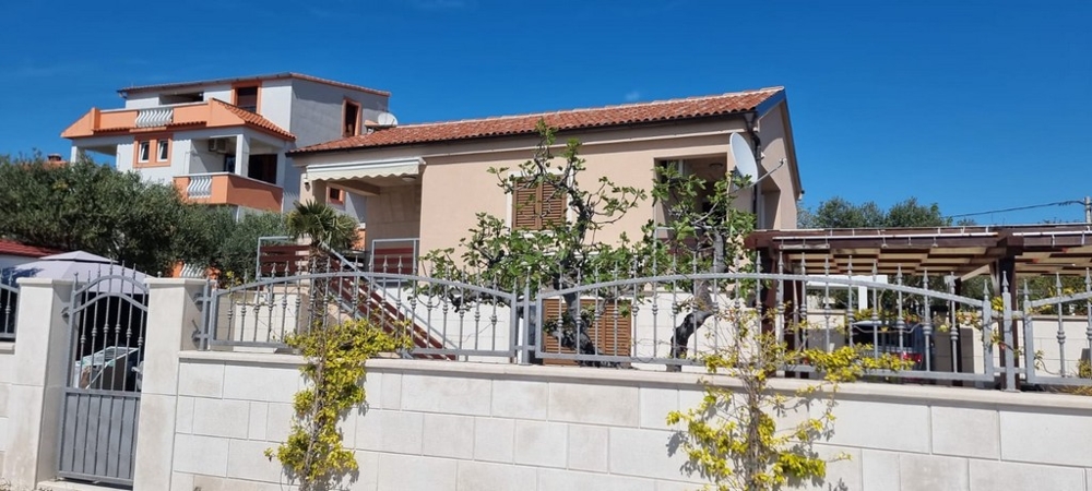 Köp fastighet H3878 i 1:a raden till havet i Kroatien.