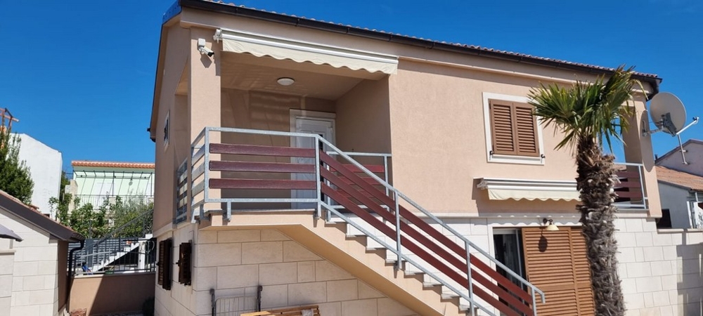 Hus med två bostäder och yttre trappor på strandläge i Bibinje Dalmatien