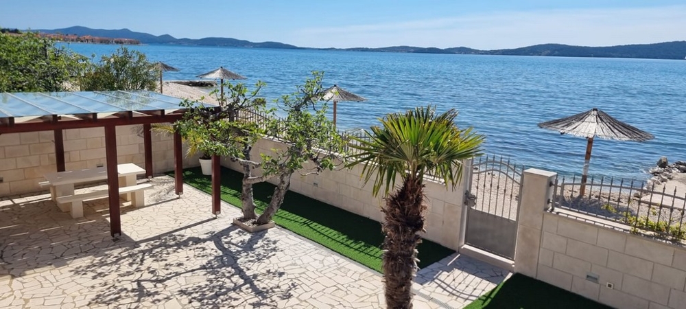Terrass med pergola och direkt tillgång till stranden och havsutsikt i Bibinje Kroatien