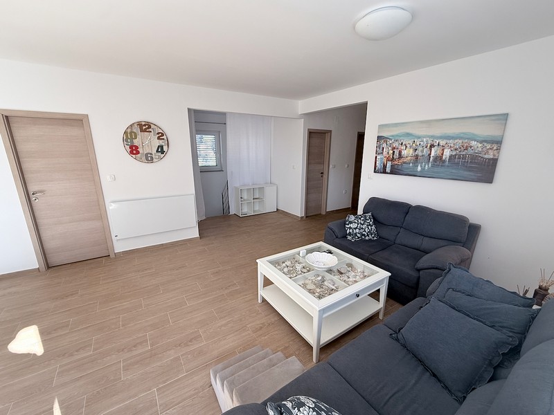 Öppen vardagsrumsdel med sittgrupp och ljus inredning i huset