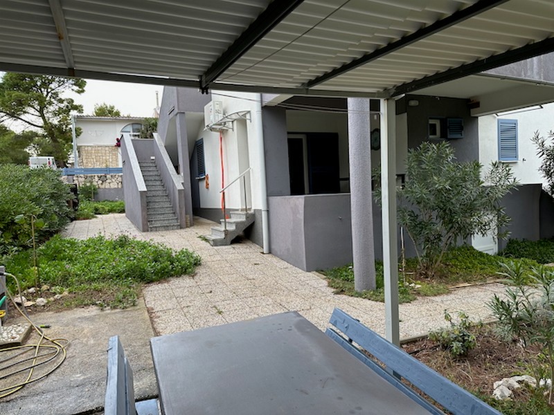 Uteplats med terrass, pergola och tillgång till bostäderna