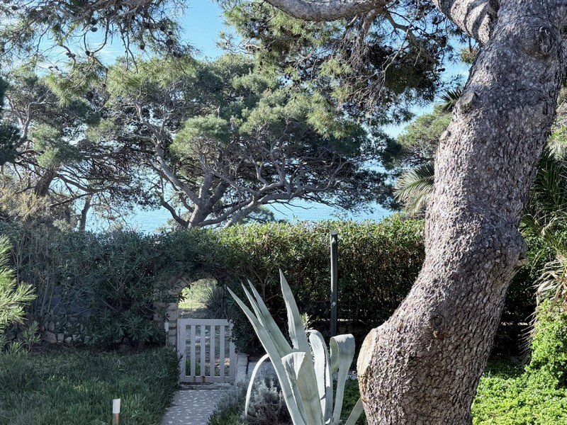 Utsikt över Medelhavet och havet.