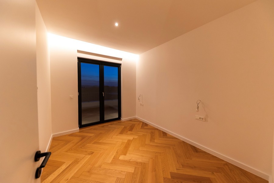 Sovrum med utgång till balkong och mycket dagsljus