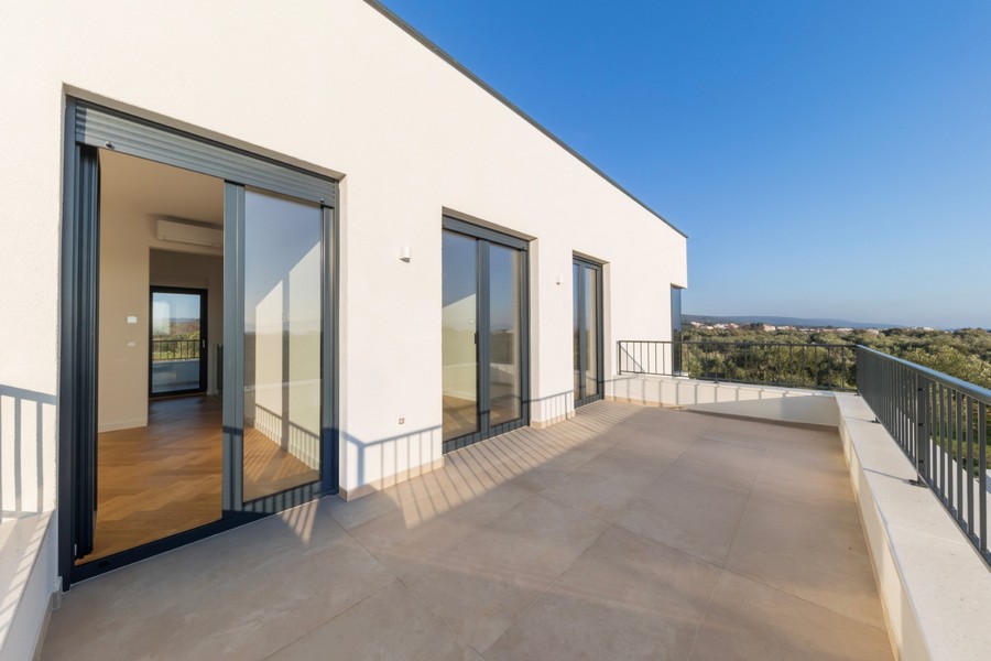 Balkong med utsikt över havet.