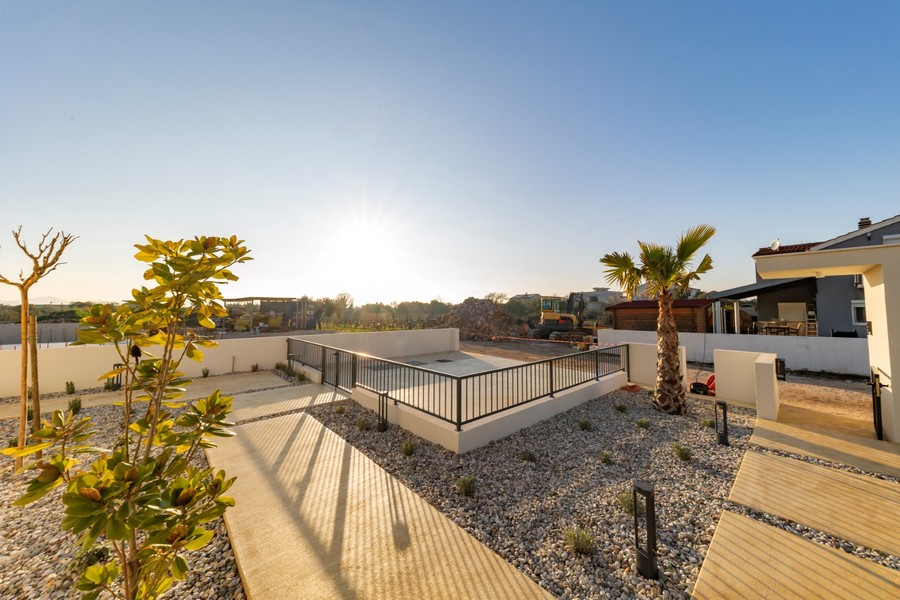 Trädgårdar med medelhavsväxter och rymliga stigar