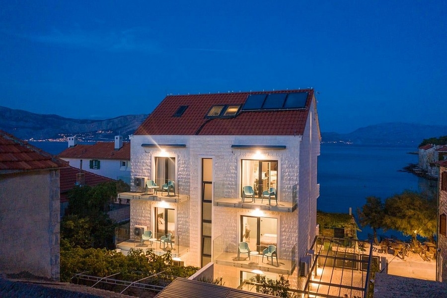 Exteriör vy med traditionell stenfasad