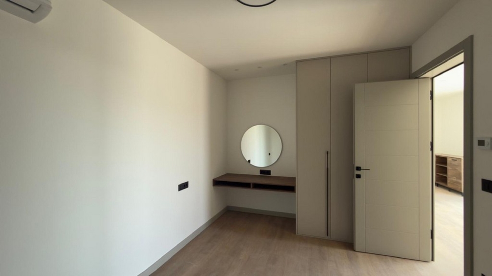 Sovrum med inbyggd garderob och arbetsplats