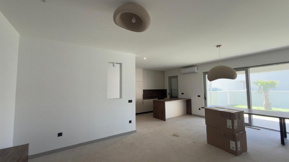 Vardagsrummet med utsikt över köket