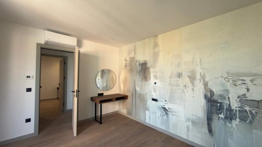 Rum med skrivbord och spegel.