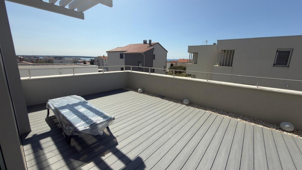 Terrass med tillgång till vardagsrum och pool