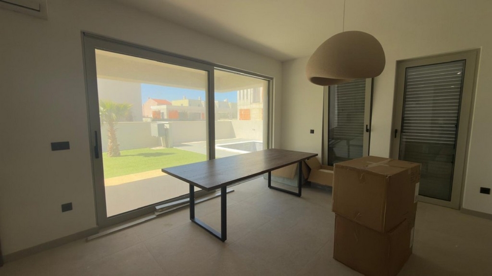 Matplats med utsikt över trädgården och stora fönster