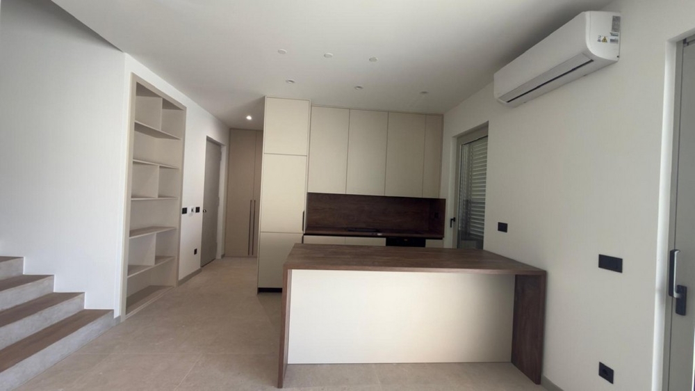 Modernt utrustat kök med kokö och gott om förvaringsutrymme