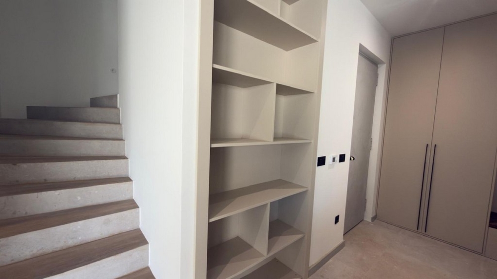 Trappa med integrerat hyllsystem