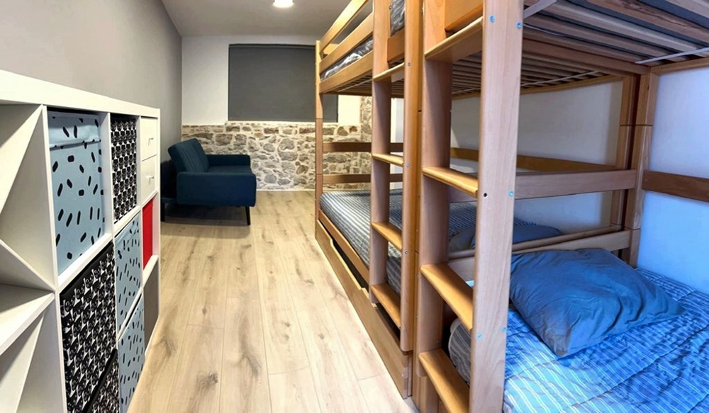 Sovrum med våningssäng och förvaringsutrymme