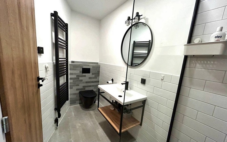 Modernt badrum med dusch och handfat