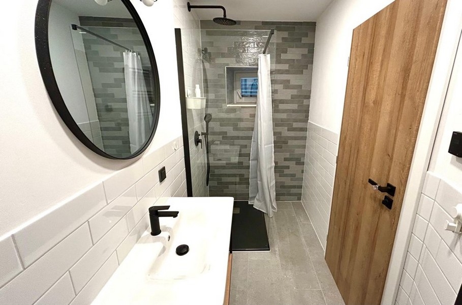 Badrum med dusch i golvnivå och modern utrustning