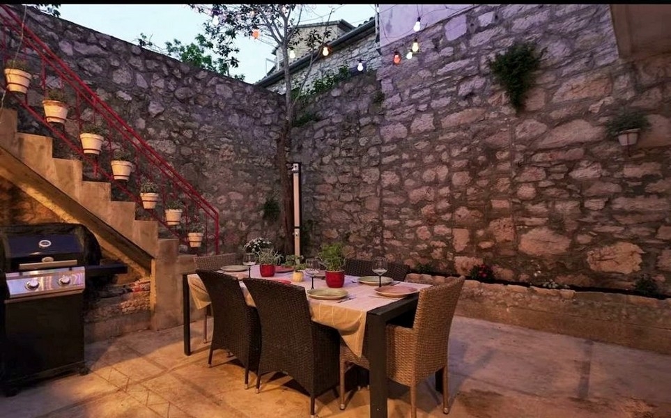 Innergård med naturstensmur och uteservering