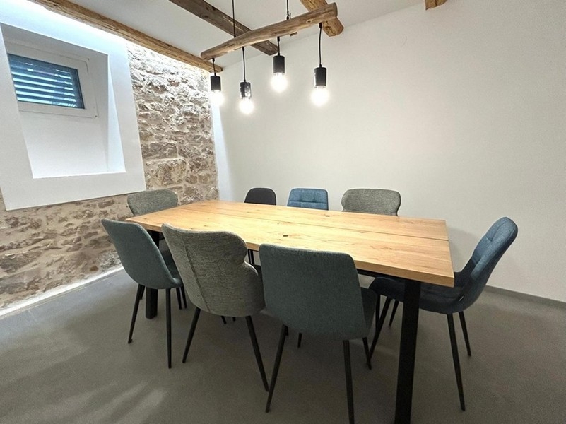 Inomhus täckt matplats med träbjälkar och belysning