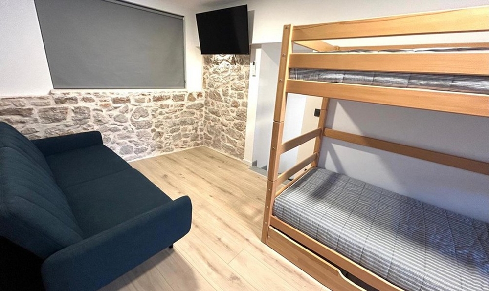 Rum med våningssäng och extra bäddsoffa