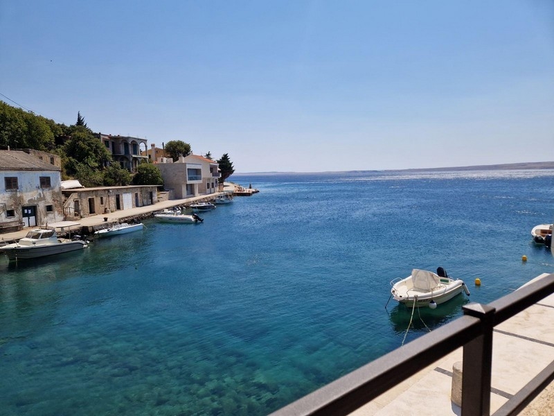 Hus vid havet till salu nära Karlobag i Kroatien.