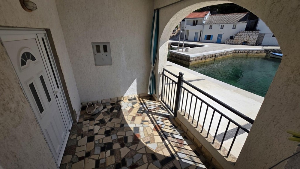 Täckt terrass med direkt tillgång till vattnet