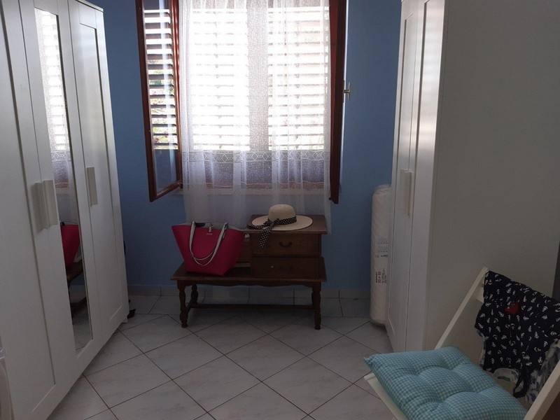 Rum med garderober och fönsterfront