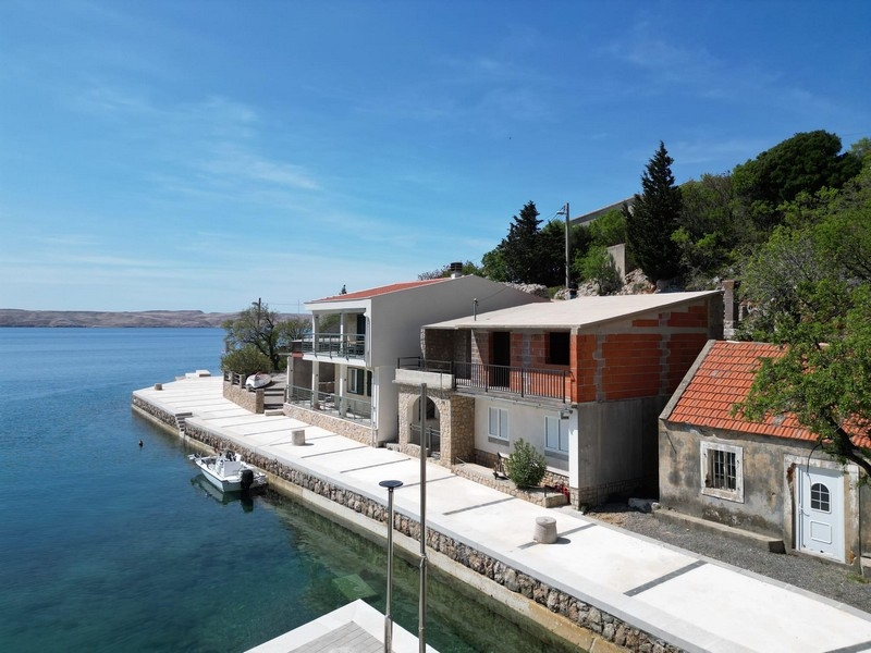 Köp ett hus precis vid havet i Kroatien - Panorama Scouting H3888.