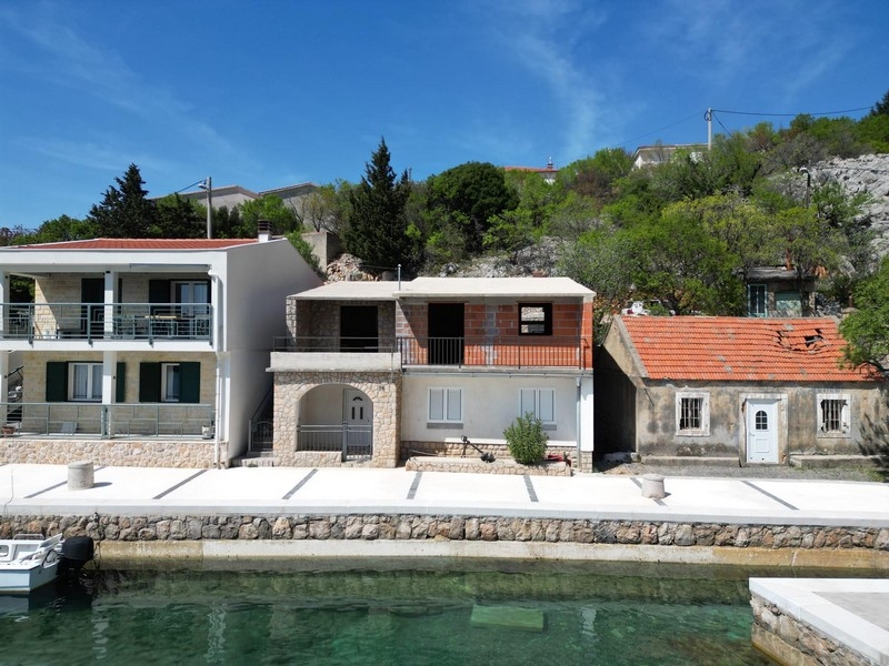 Hus i 1:a raden mot havet till salu.