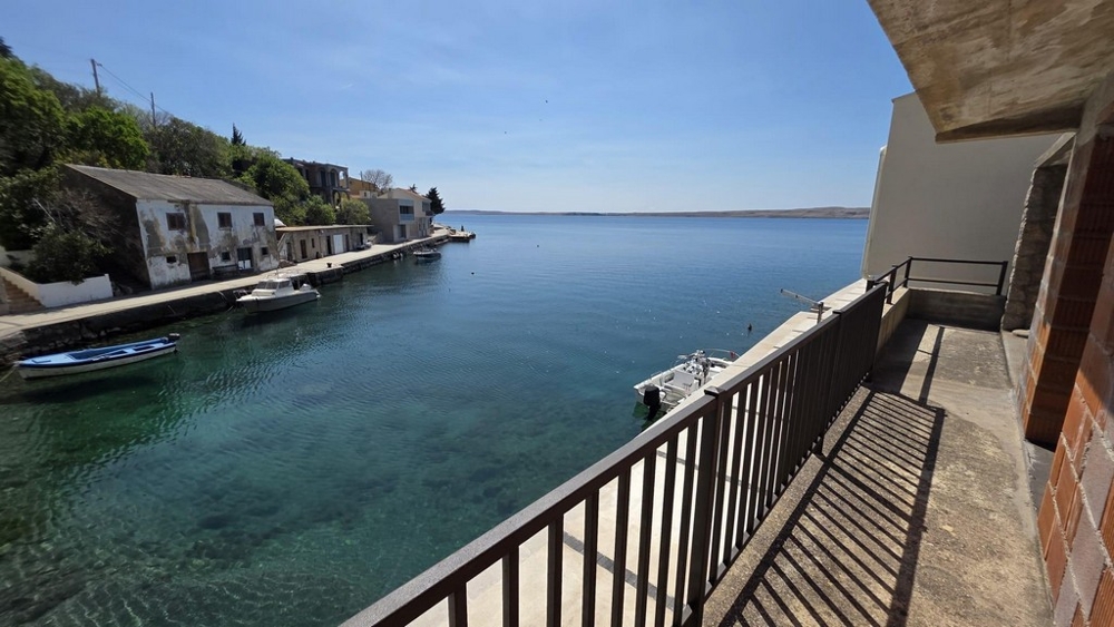 Balkong precis vid havet med fri utsikt över den lugna bukten