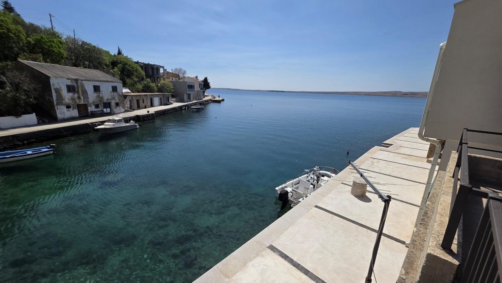 Terrass i första raden mot vattnet med båtbrygga och havsutsikt