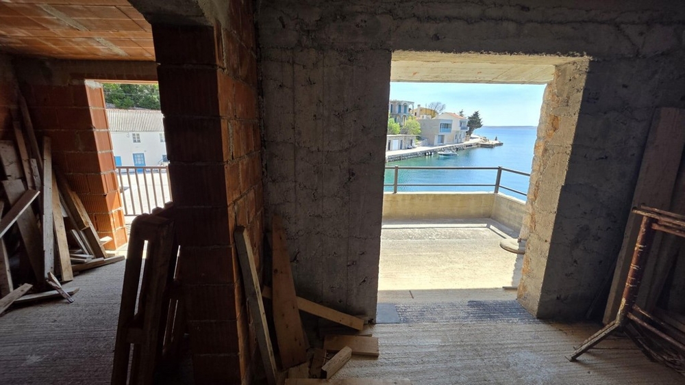 Skalinredning med tillgång till terrassen och havsutsikt