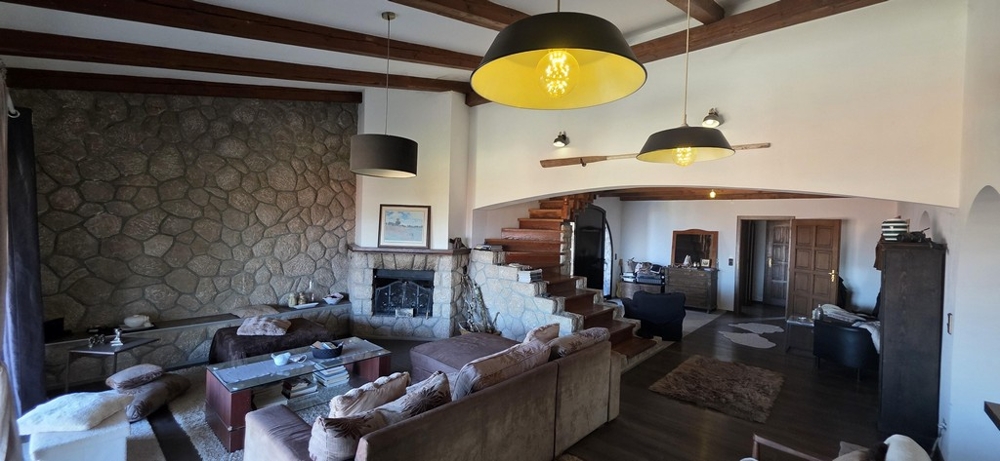 Galleri på övre plan med trätrappa och öppen inredning