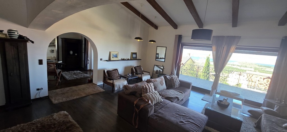 Vardagsrum med utgång till balkong och utsikt över närområdet