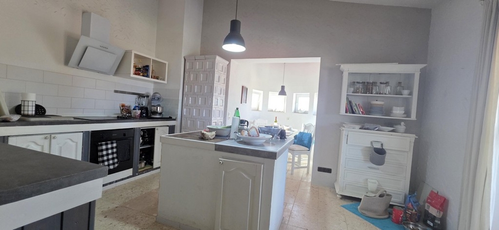 Kök med kokö och angränsande vardagsrum