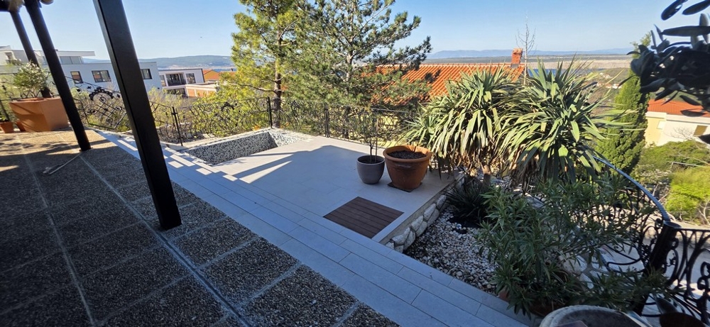 Terrass med uteplats och utsikt över omgivningen