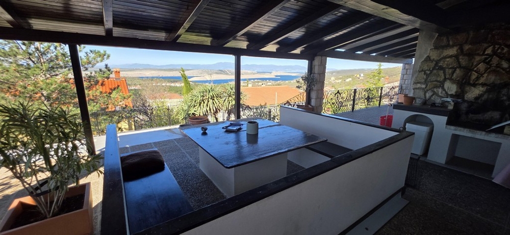 Havsutsikt från grillplatsen på terrassen.