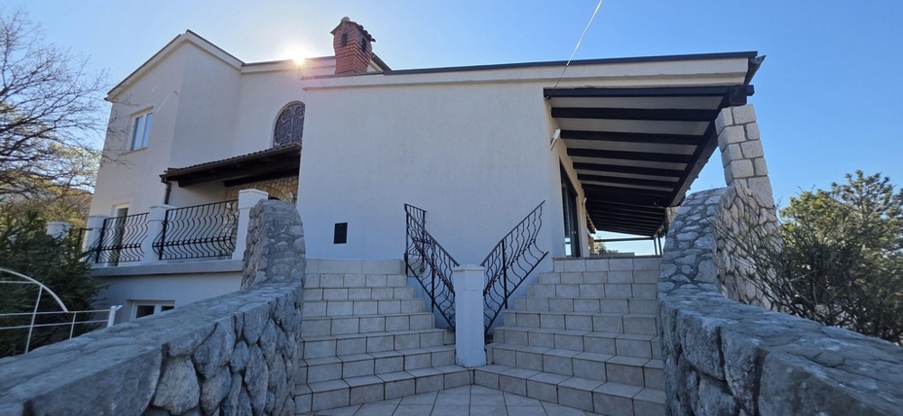 Hus med stor tomt och terrass i ett lugnt läge nära Jadranovo