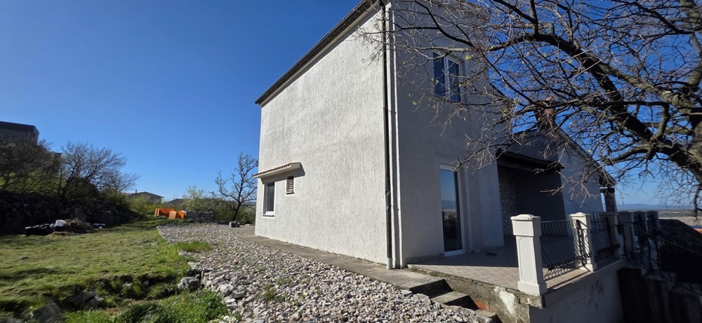 Exteriör vy av huset med trappa och täckt terrass