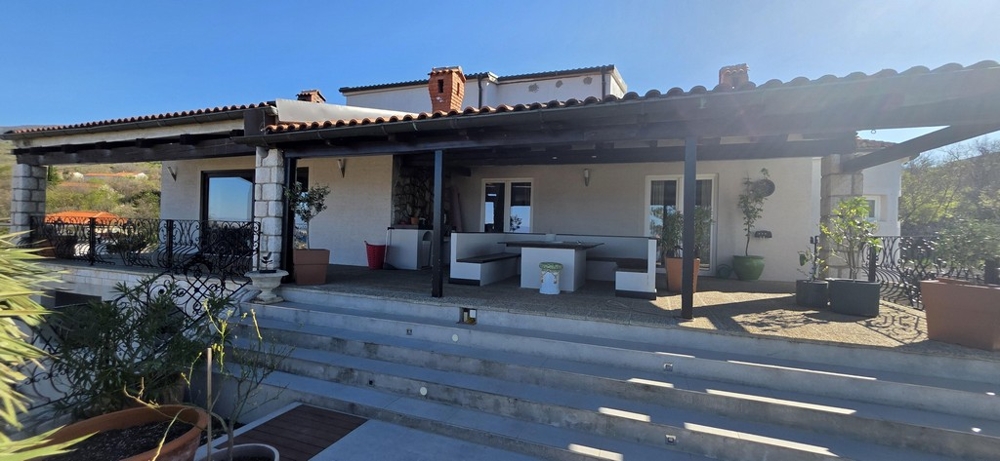 Sidovy av huset med fastighet och trädgård