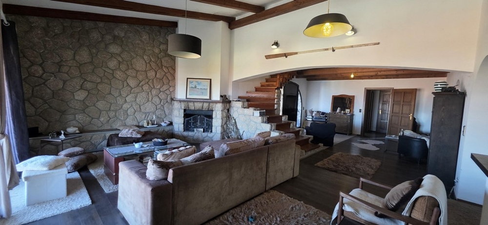 Rymlig terrass med sittgrupp och medelhavsdesign