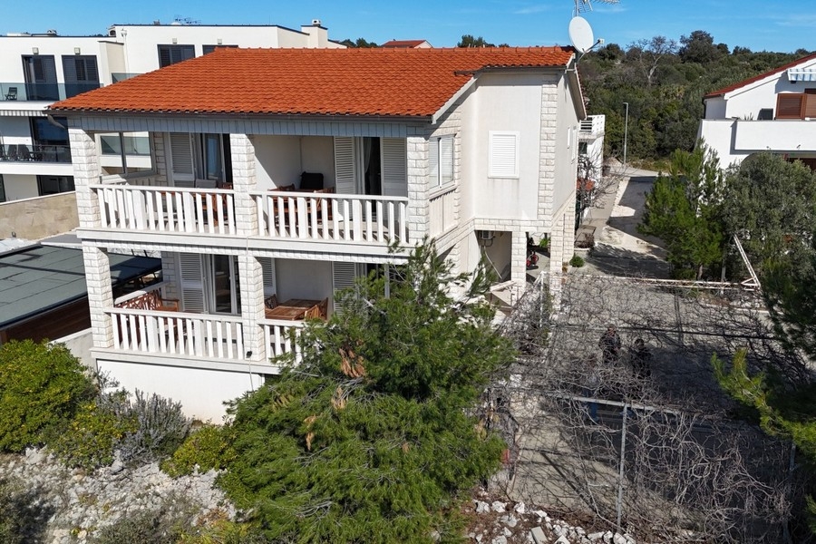 Medelhavshus med balkong och havsutsikt i Dalmatien